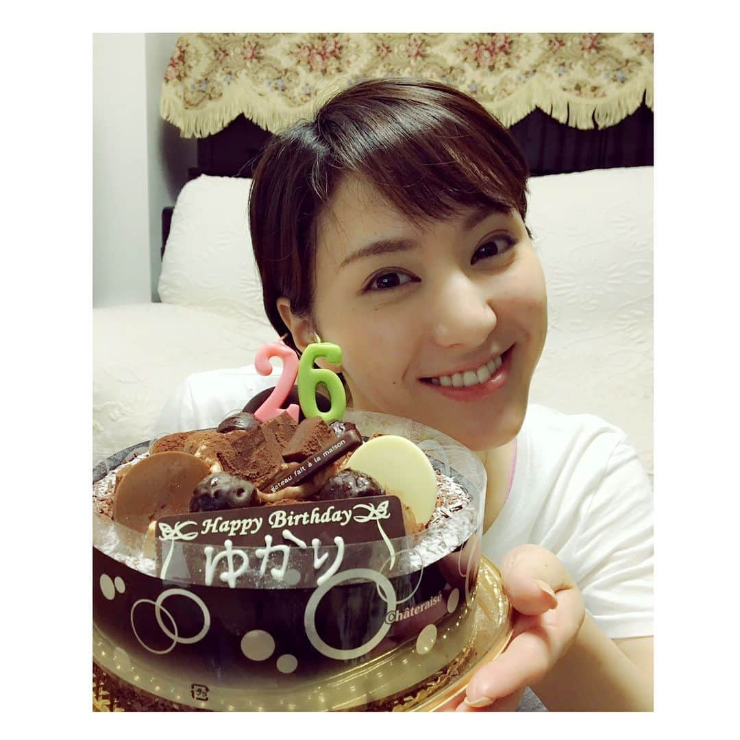 白井ゆかりさんのインスタグラム写真 - (白井ゆかりInstagram)「25日に終えた誕生日ですが、 今日もケーキいただきました。 みなさんの暖かいコメントも嬉しかったです。 一つ一つ読ませていただき、頑張る糧にしています！ もちろん似顔絵や、イラスト、画像もニヤニヤしながら、眺めています。笑 ありがとうございます！！ ①癒しがいっぱいな、いずみんさんとパチリ！ご飯ご一緒するの楽しみぃ ②6月誕生会 初３人でのご飯、いろんな話もできて、たのしかったです^ ^ プレゼント交換もしましたよぉ ③チョコレートケーキはなかなか甘かったぁ〜 ショートケーキが1番とおもうようになってきたのも大人階段のぼっているからかなぁー笑  26歳も元気にがんばります！！」6月27日 23時54分 - yukari_shirai625