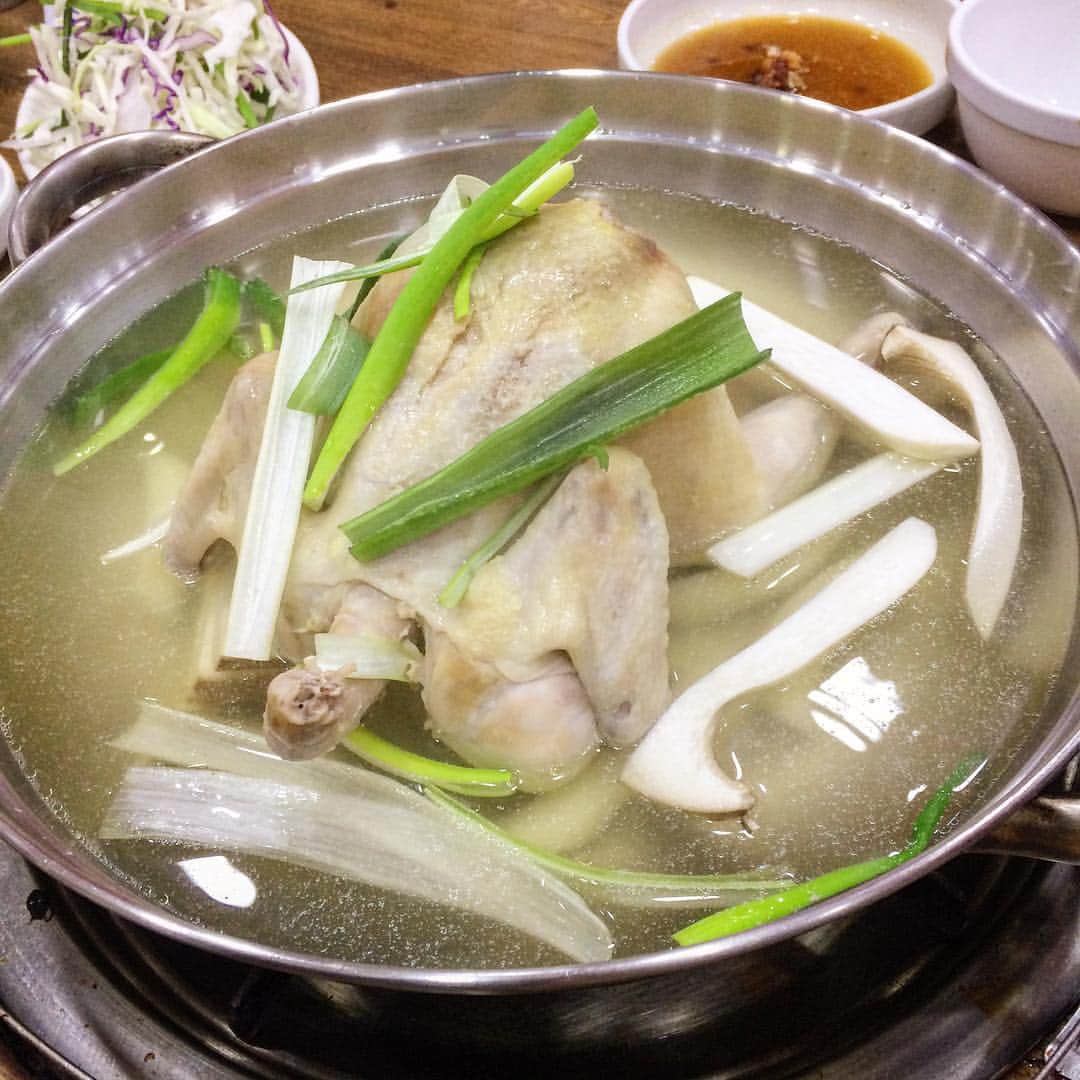 佐々木あさひのインスタグラム：「お店入って2分で出てきたタッカンマリ🍲スープが美味し過ぎて一生飲めそう🤤〆は麺にしました。 #孔陵タッカンマリ #鳥丸ごと #汁好きにはたまらない #韓国 #korea #koreanfood」