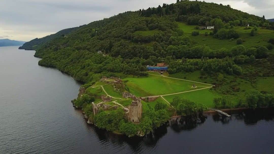 Karan B.のインスタグラム：「@jordanherschel and I went to a small town in Scotland so we could find this castle and tell the locals that winter is coming. I don't think they believed us. I knew we should have hired an army. If I've learned anything from Game of Thrones it's that you just can't be taken seriously when your squad runs two deep. Oh, and here's a video of some grass.」