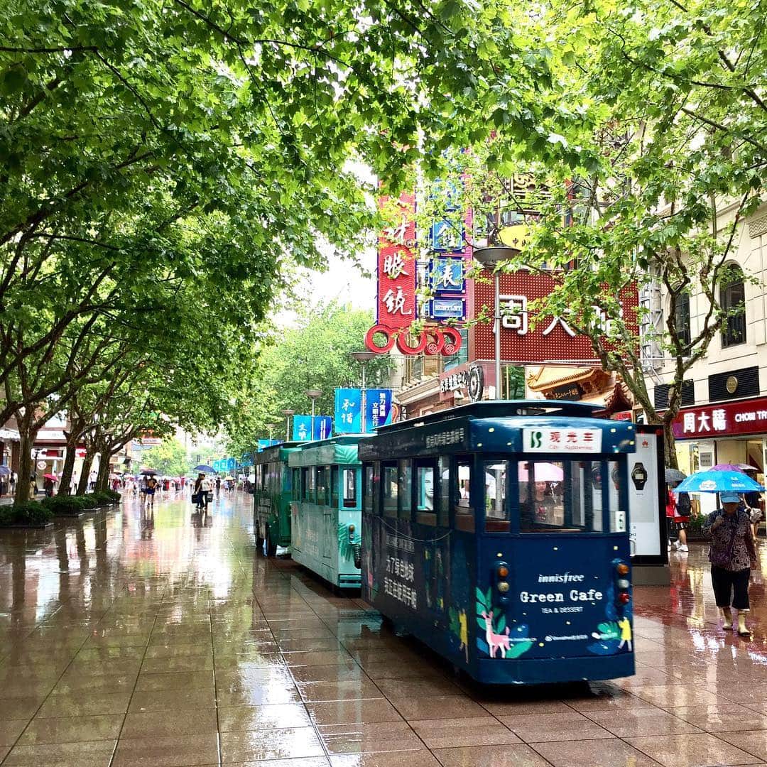 佐伯紅緒さんのインスタグラム写真 - (佐伯紅緒Instagram)「雨の南京路。上海も梅雨入りしてました。租界の頃の風情があります。  #shanghai  #上海 #南京路步行街」6月28日 15時06分 - beniosaeki