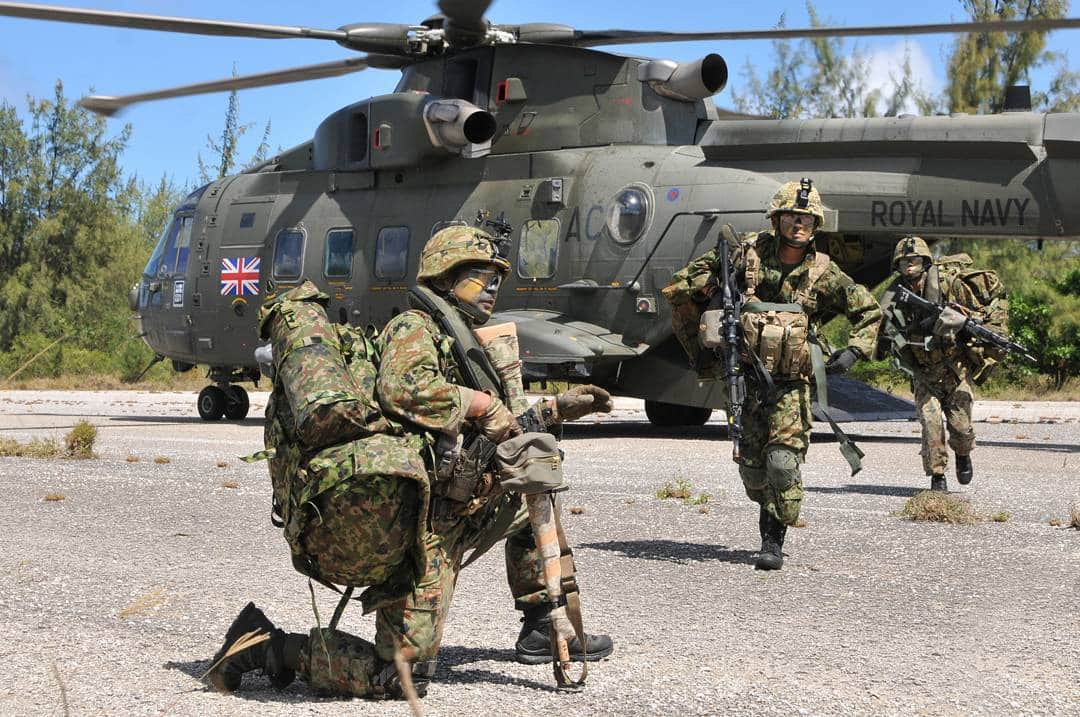 陸上自衛隊さんのインスタグラム写真 - (陸上自衛隊Instagram)「日仏英米共同訓練（平成２９年度米国における統合訓練） イギリス軍ヘリによるヘリボン訓練 #ヘリコプター #イギリス軍 #訓練 #陸上自衛隊 #自衛隊 #陸自 #helicopter #heliborne #jgsdf#jsdf #gsdf #royalnavy」6月28日 16時04分 - jgsdf_pr