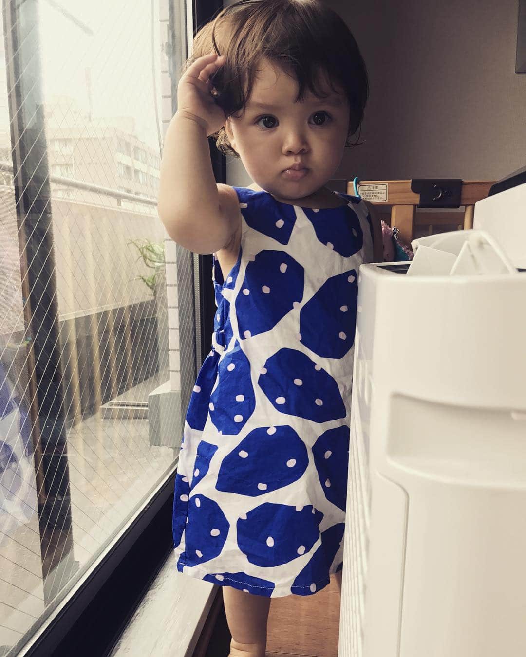 福原美穂さんのインスタグラム写真 - (福原美穂Instagram)「モデルポーズ。笑  カナダで買ったドレス。 COSのもの。 大人もほんとにお洒落だけど、子供服もすごく可愛い❤️ #cos #dressforbaby #girlsfun #👗」6月28日 10時26分 - miho_fukuhara