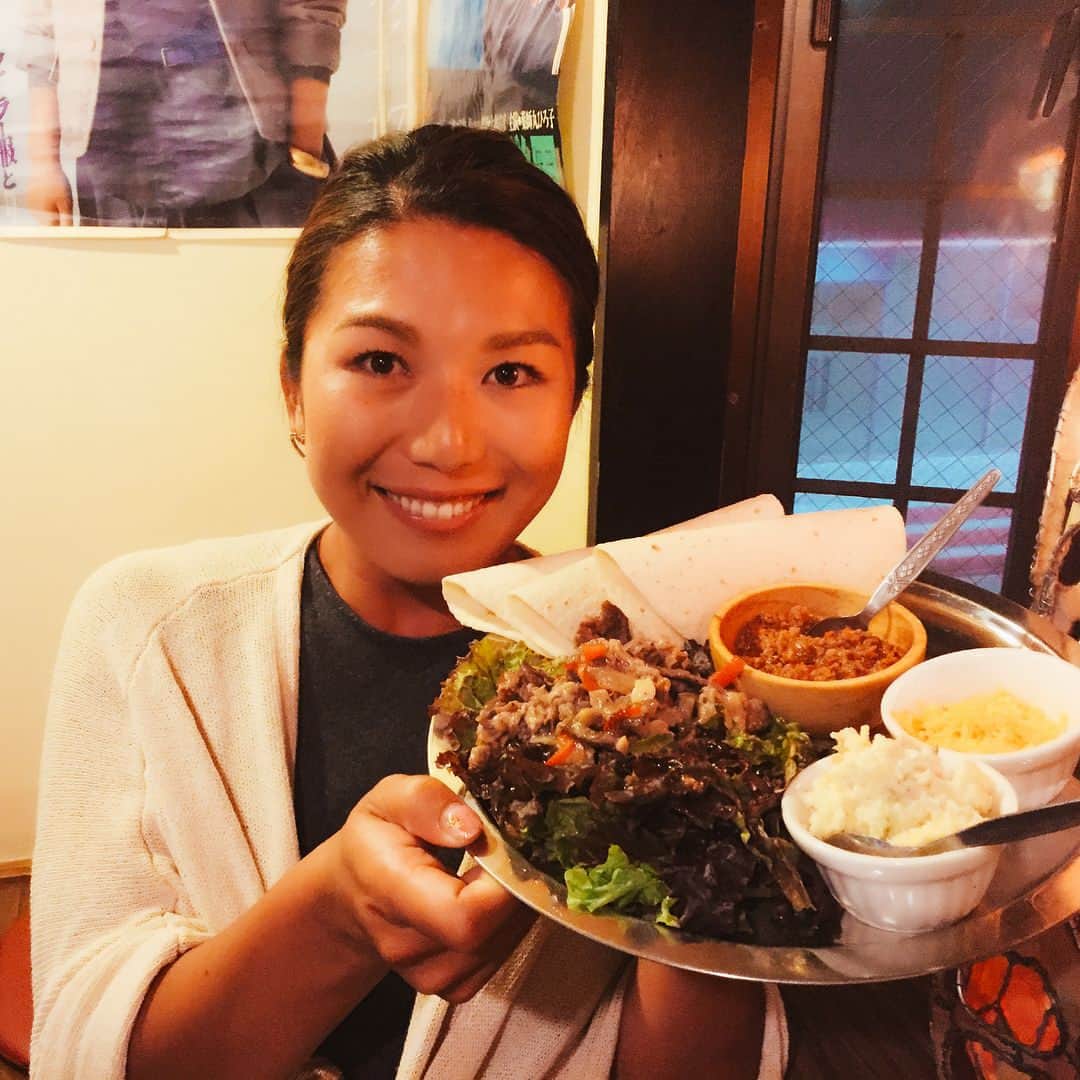 宮川紗麻亜さんのインスタグラム写真 - (宮川紗麻亜Instagram)「🌻 昨晩はにんにく市場へ😋 楽しい時間はあっという間でした🎵 スペアリブに大好物のピザでエネルギー満タンです！！ オーナーの岩本さん、店長のホリさん、応援団長の中谷さん、ありがとうございました😊 ✴︎ #にんにく市場 #garlic #にんにくパワー #にんにくエキス #食活 #スペアリブ #ピザ #タコス #トルティーヤ #ローストポーク #エネルギー補給 #疲労回復 #応援団 #beachvolleyball #ビーチバレー #宮川紗麻亜 #summermiyagawa」6月28日 18時28分 - sunflower__summer