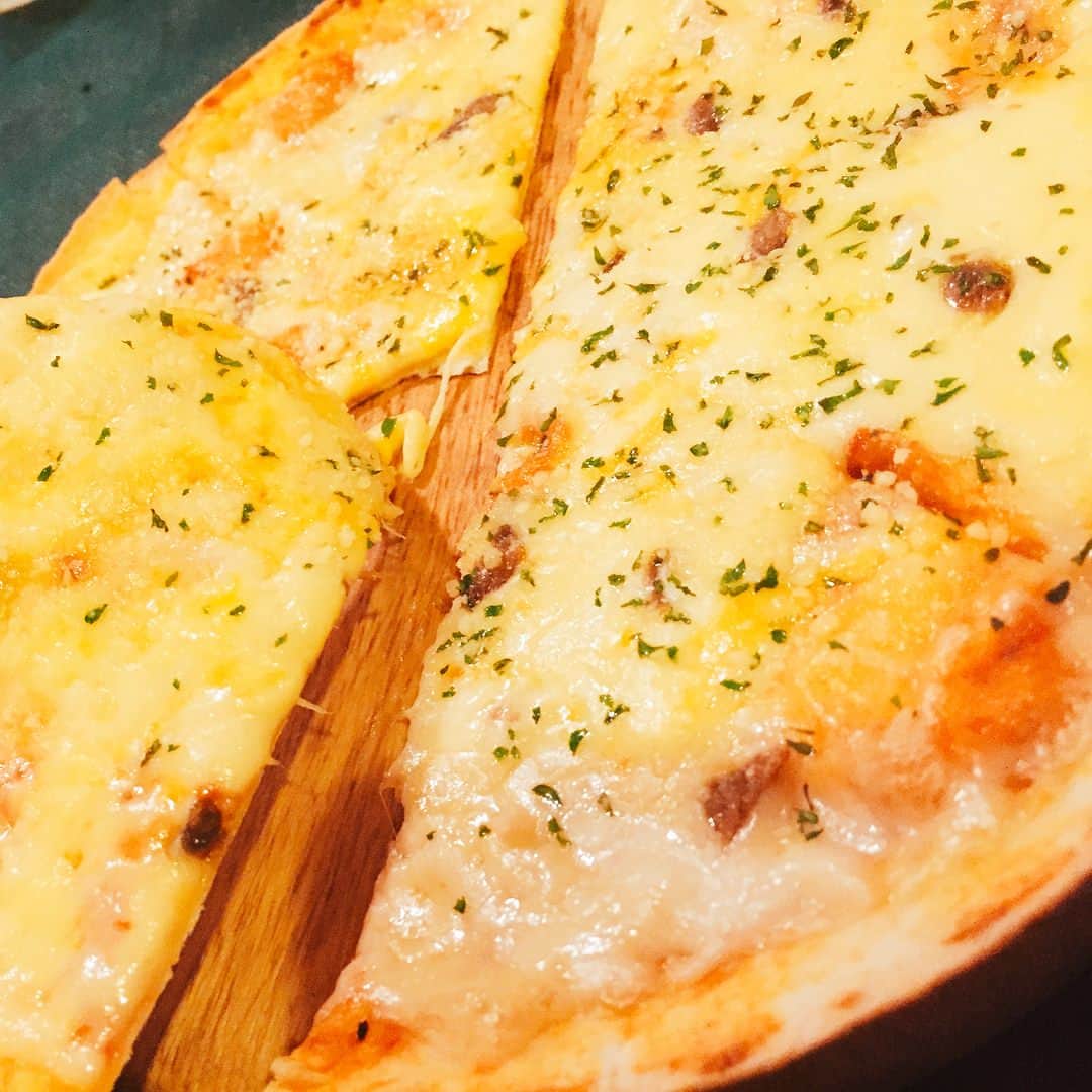 宮川紗麻亜さんのインスタグラム写真 - (宮川紗麻亜Instagram)「🌻 昨晩はにんにく市場へ😋 楽しい時間はあっという間でした🎵 スペアリブに大好物のピザでエネルギー満タンです！！ オーナーの岩本さん、店長のホリさん、応援団長の中谷さん、ありがとうございました😊 ✴︎ #にんにく市場 #garlic #にんにくパワー #にんにくエキス #食活 #スペアリブ #ピザ #タコス #トルティーヤ #ローストポーク #エネルギー補給 #疲労回復 #応援団 #beachvolleyball #ビーチバレー #宮川紗麻亜 #summermiyagawa」6月28日 18時28分 - sunflower__summer