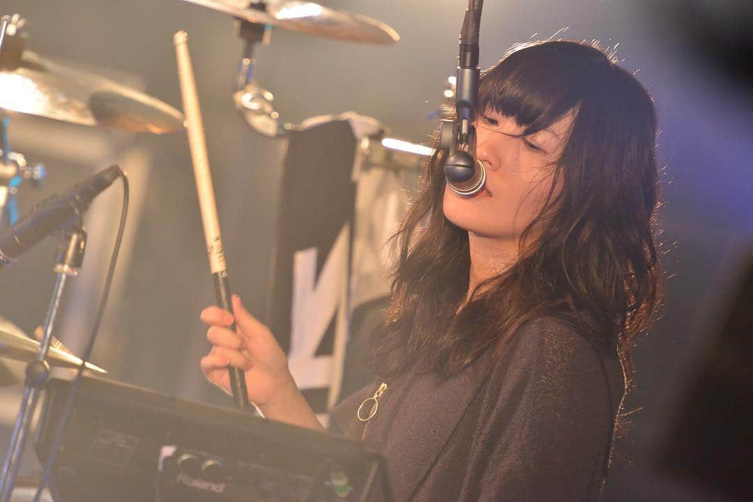 澤村小夜子のインスタグラム：「ETERNALBEATの曲を演奏するにあたり ローランドのパッド(SPD-SX)が大活躍😎  #ねごと #ライブ #Roland #恵比寿リキッドルーム #澤村小夜子  Photo by TAKADA AZUSA」