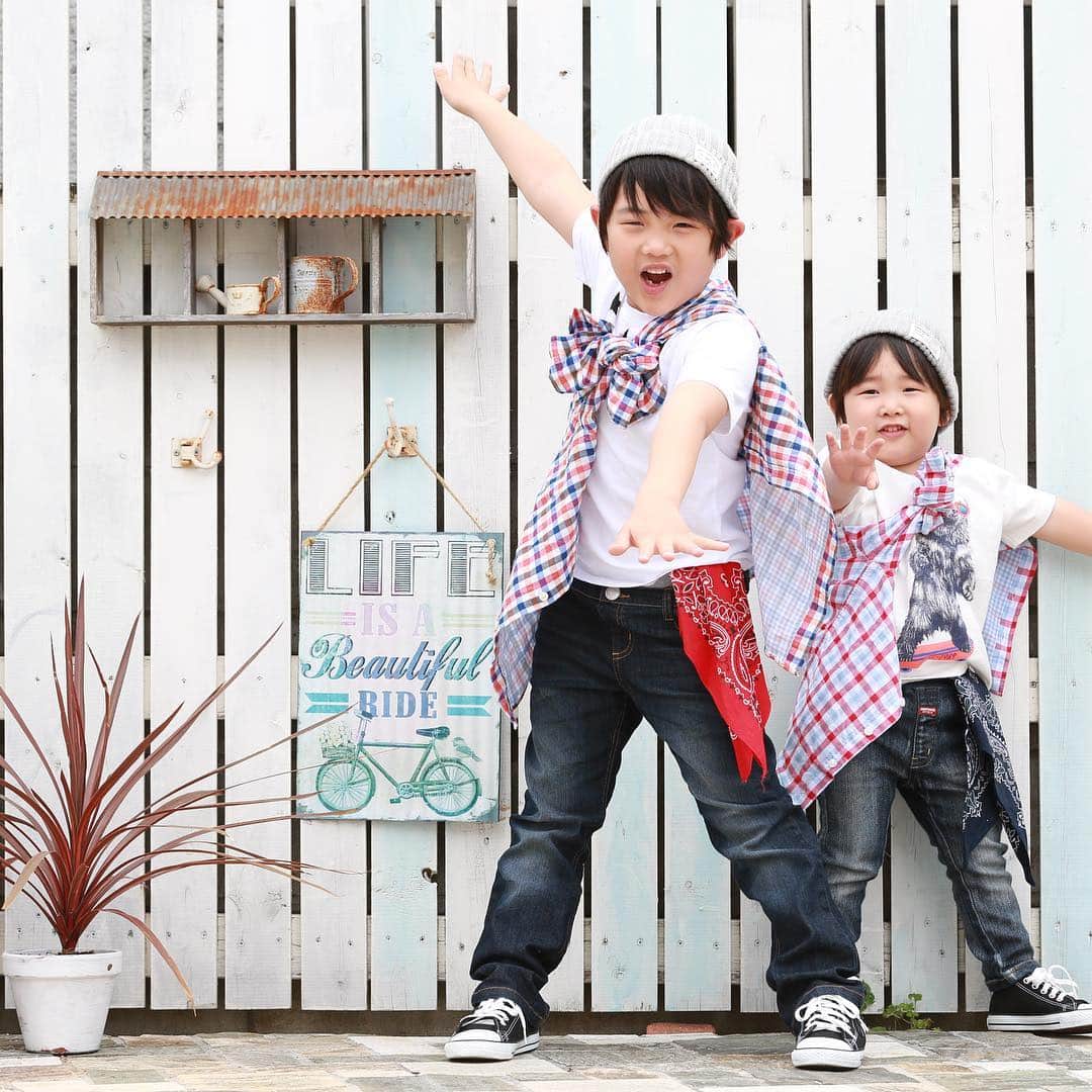 ぺんちゃんねるのインスタグラム：「1年ぶりのスタジオ * 素敵な写真スタジオで 入学祝いの写真撮りました！ * チェックのシャツを マントみたいにおしゃれに巻いてもらって 2人ともノリノリの撮影でした(^^) * * #follow #kids #instakids #TagsForLikes #children #childrenphoto #love #cute #adorable #instagood #young #sweet #like #little #fun #photooftheday #family #baby #instababy #play #happy #smile #instacute #ファインダー越しの私の世界 #幸せ #かわいい #子供 #親バカ部 #親バカ」
