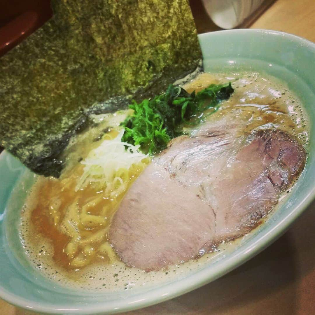 近藤弘基のインスタグラム：「大学の先輩 @ryota_1109と勢太からの牛骨ラーメン！！ 明日ニンニクのにおいやばそう！笑  #勢太 #焼き肉 #牛骨ラーメン」