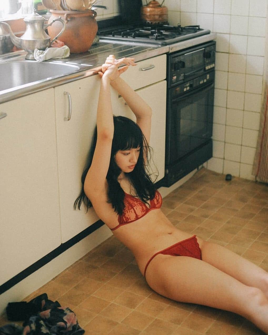 花盛友里のインスタグラム：「Red bra Thursday. . Shooting for @ravi.me . . Special thanks to  @ravijour_official @souman_natsuko @st.koizumi_akane @shihori.hananoe  #portrait #japan #japanese #girl #lingerie #花盛友里 #脱いでみた」