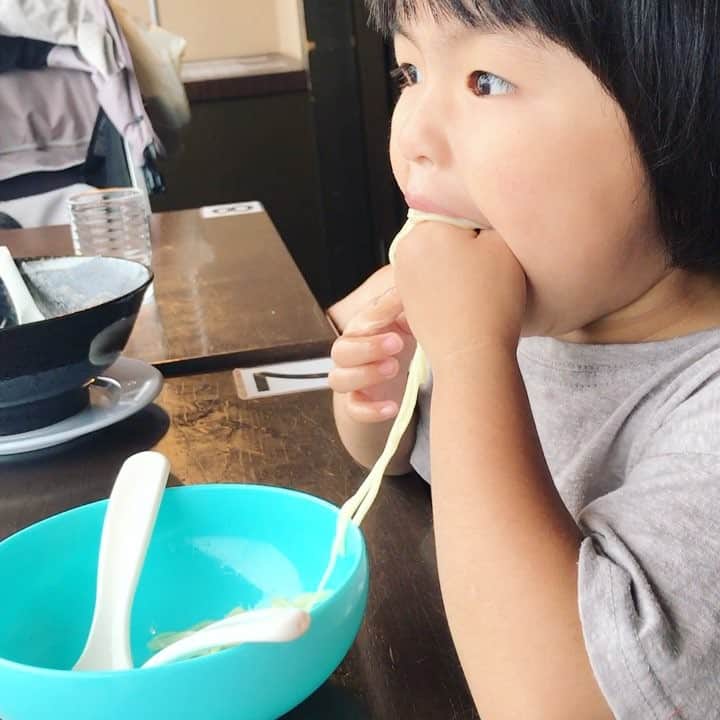 のインスタグラム：「22ギガ残っているのに電波が弱くて複数枚投稿ができない。 . 長女の麺手繰り寄せスキルを見てください。」