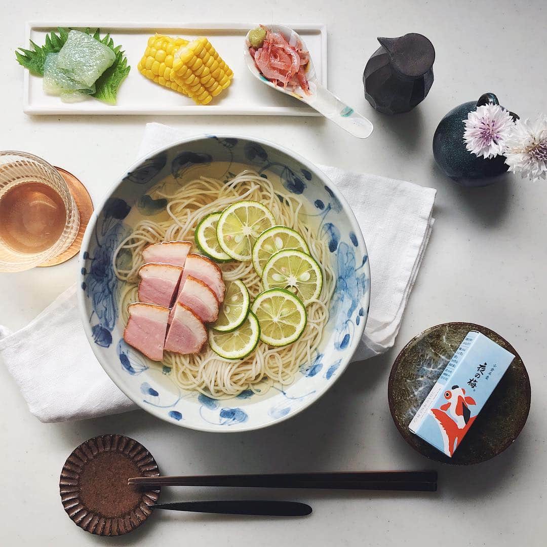 akoのインスタグラム：「Today's breakfast. 冷たいつゆと冷たい蕎麦で ろうじなさんの冷やし鴨南蛮風朝ごはん 蒸し暑い日が続くけど今日も笑顔でね☺︎ * 冷やし鴨南蛮 刺身こんにゃく とうもろこし 生桜海老 虎屋の夜の梅 #アサカシ  梅ジュース」