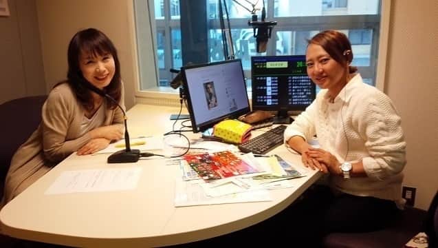河合の家【KAWAiのおうち】のインスタグラム：「河合工務店のたえさんこと河合妙子さん。 小・中学校の同級生だった社長と結婚したのは23歳のとき。 子育てしながらの大変な時期を経て、これまでに整理収納アドバイザー1級、整理収納アドバイザー2級認定講師、1級家事セラピスト、認定心理カウンセラー、宅地建物取引士の資格を取得し、現在はママコンシェルジュ育成担当として女性目線から家づくりのサポートをさせていただいています。 . #河合工務店 #KAWAINOIE #自然素材 #健康住宅 #檜 #無垢 #シックハウス #喘息 #アレルギー #注文住宅 #新築 #リフォーム #マイホーム #ナチュラル #木の家 #インテリア #デザイン #LDK #内装 #一戸建て #木のぬくもり #三河 #豊橋の工務店 #豊橋 #豊川 #田原 #新城 #蒲郡 #湖西」