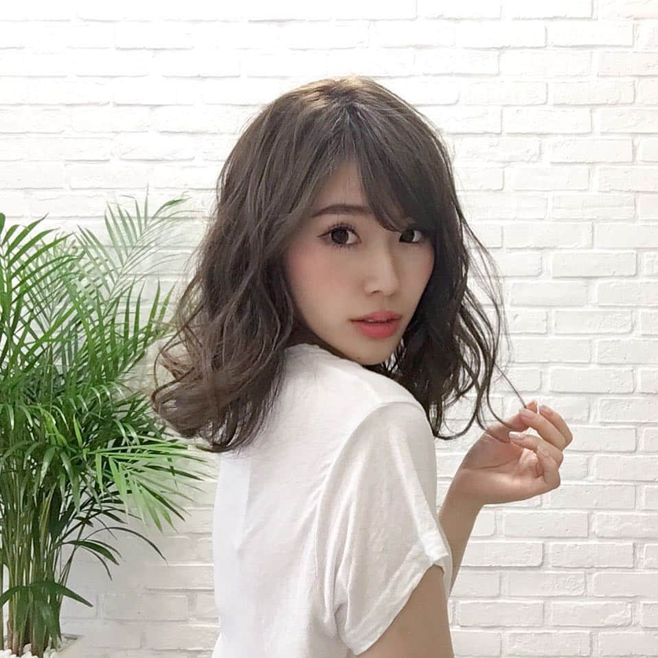 藤川沙弥のインスタグラム：「髪の毛10cmくらい切りました💇🏼‼️かなりイメチェン♡✂︎✂︎アップにもできるギリギリの長さでカットしてもらったよ♥︎すっきり〜〜😍😍ISHTAトリートメントでサラサラに💛 . . . #shooting#model#happy#offshot#photo#photography#camera#portrait_perfection#撮影#モデル#撮影データ#写真#被写体#フリーモデル#サロンモデル#サロモ#ポートレート#촬영#모델#摄影#셀카#셀피#셀스타그램#haircut」