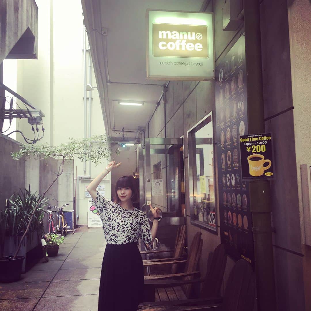 蒼山幸子さんのインスタグラム写真 - (蒼山幸子Instagram)「レーベルメイトの後輩 リリちゃんがコラボしてた 福岡のコーヒー屋さん manucoffeに寄ってみました。 おしゃれだし おいしいー。 今日は一日福岡で  ラジオなど出させていただきます💐 #manucoffe #lililimit  #福岡」6月29日 15時55分 - sachiko_aoyama