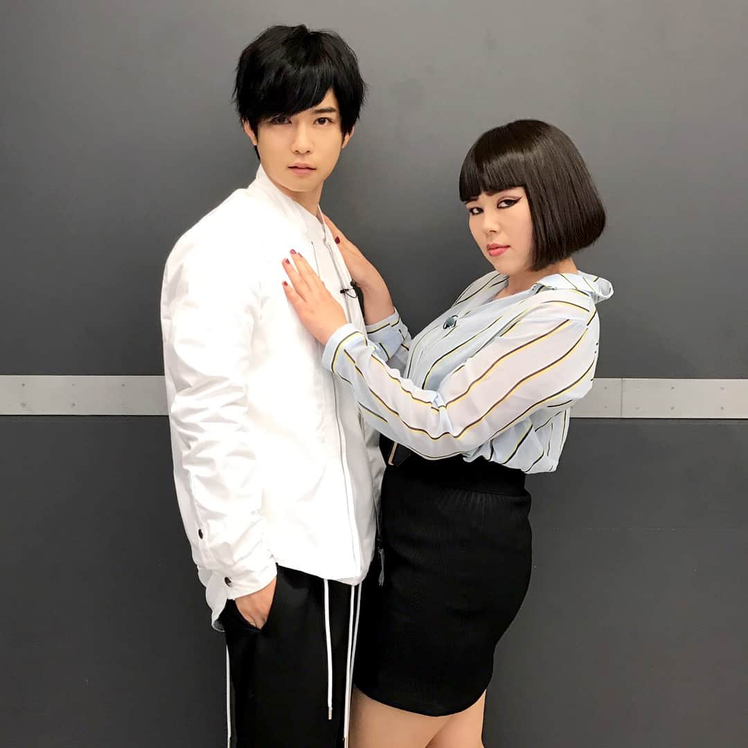 兄に愛されすぎて困ってますのインスタグラム：「ブルゾンちえみwith……！？ 「PON！兄こまWEEK」最終日、本日は芹川高嶺役の千葉雄大さんが生出演‼️木曜レギュラーのブルゾンちえみさんと😍インスタでは少しセクシーな表情のお二人をお見せしちゃいます😳😳😳💓 パロディさせていただいたお写真は兄こま公式twitterで展開中‼️👉🏻@anikoma_movie こちらもチェックしてくださいね😘💕💕 明日は兄こま公開、あと数時間…待つの💗 #兄に愛されすぎて困ってます  #兄こま #ついに明日公開 #PON #PON兄こまWEEK #千葉雄大 #ブルゾンちえみ」