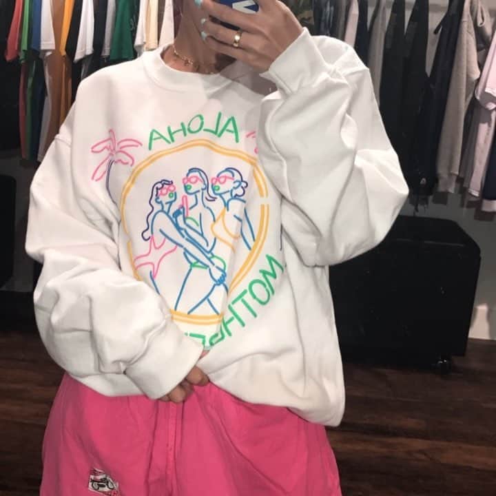 UlalaGirlのインスタグラム：「This sweater is still killing💯💞💖 5年後も10年後も着たいと思う服だけ作る！ ※ホワイトの再販はないですがネイビーを夏のポップアップで販売します！  #AlohaMotherfuckers #アロハマザーファッカーズ #oohlalaapparel  @oohlala_apparel」