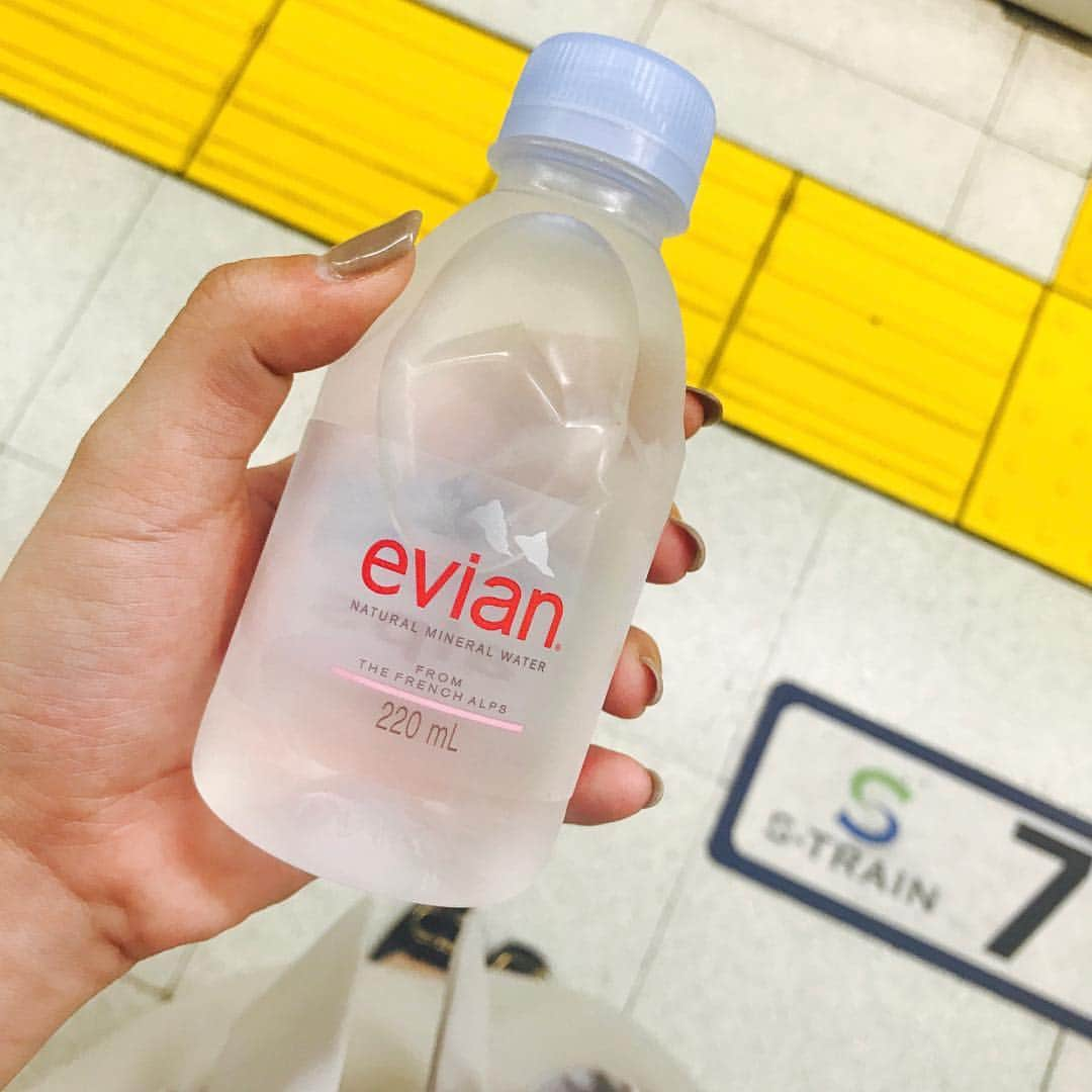 若狭知恵さんのインスタグラム写真 - (若狭知恵Instagram)「. かわいいÉvian（笑） #かわいいけど #エビアンは飲みたくない #硬水苦手 #やっぱり南アルプスの天然水がいい #自動販売機これしかなかったの #どうでもいい投稿」6月29日 17時17分 - chie_flute925