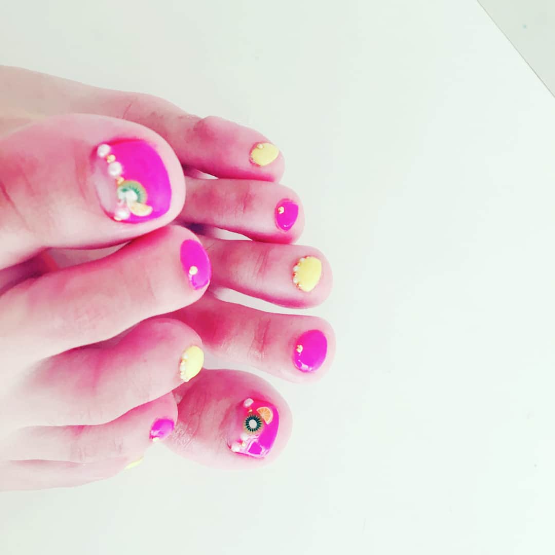 沖田杏梨さんのインスタグラム写真 - (沖田杏梨Instagram)「New Summer nail art.💅🏻 #nail #nailart #nailstagram #summernail #passion #pink  #jimmychoo  #louisvuitton」6月29日 17時19分 - anri_okita