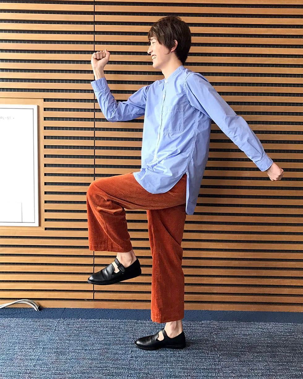 兄に愛されすぎて困ってますのインスタグラム：「杉野さんから始まる兄こまリレーポーズ🕺🏻✨ 日本テレビ「PON！」に毎日日替わりで皆さんにご出演いただいた…ということで次の日の出演者に繋げていくリレーポーズ写真企画にチャレンジいただきました👏🏻👏🏻👏🏻💕 初回は #杉野遥亮 さん‼️さてこの後に土屋さん&片寄さんはどんなポーズを繋げるのでしょうか……😳😳😳💦 続きの投稿は18:30‼️兄こま公式インスタをチェックしてね😘💕 #兄こま #リレーポーズ企画 #杉野さんからスタート #続きは6時30分に投稿 #お楽しみに #兄こま明日公開」