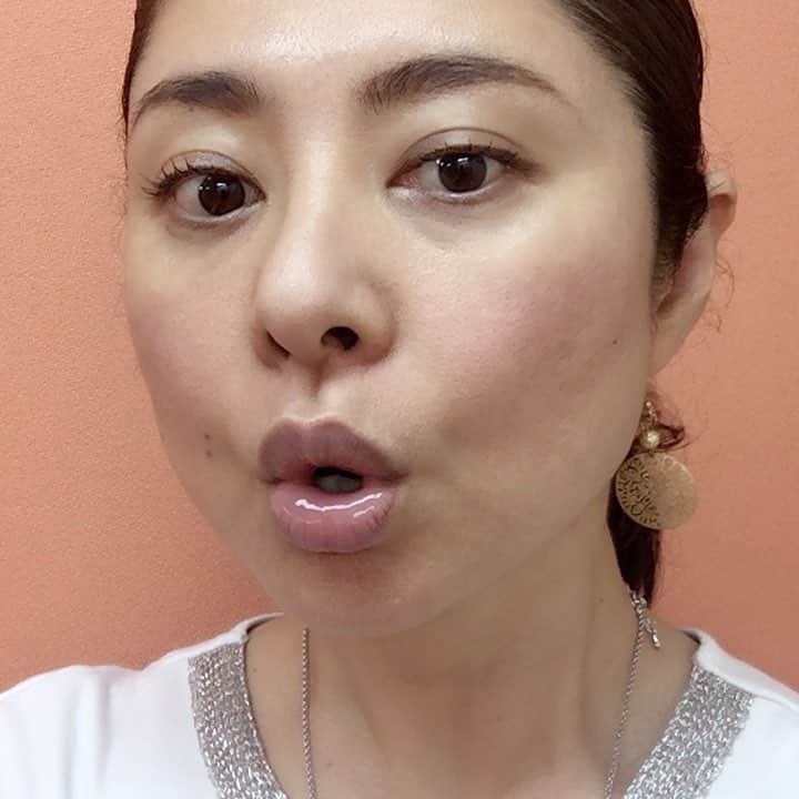 間々田佳子のインスタグラム：「みなさんから くちびるに弾力が出るんですか？ と良く聞かれますが…  YESです！😊💕 シワもなくなります プルルンリップになります  今日も口紅をつけ忘れましたが そんなに悪くない…と 自分では思います…😆 #顔ヨガ #間々田佳子」