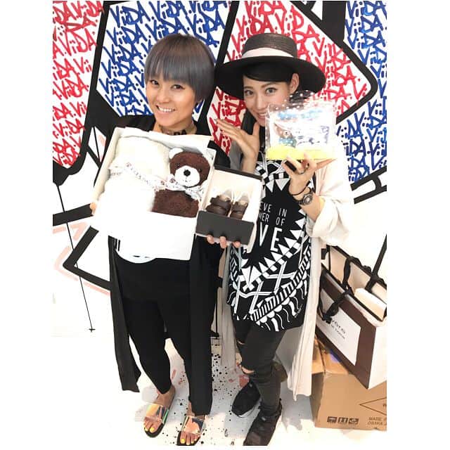 Nazukiのインスタグラム：「ダンサーのマイカがViiDA遊びに来てくれたー👏🏻👏🏻👏🏻 BABY グッズお祝いで頂きました👶🚼🍼 嬉しい😭😭😭 久々にマイカに会えて、たくさん話したけど、話し足りない🤣  thank you💕💕 #dancer #viida #girlstalk  #babygoods #present #mikihouse #gucci」