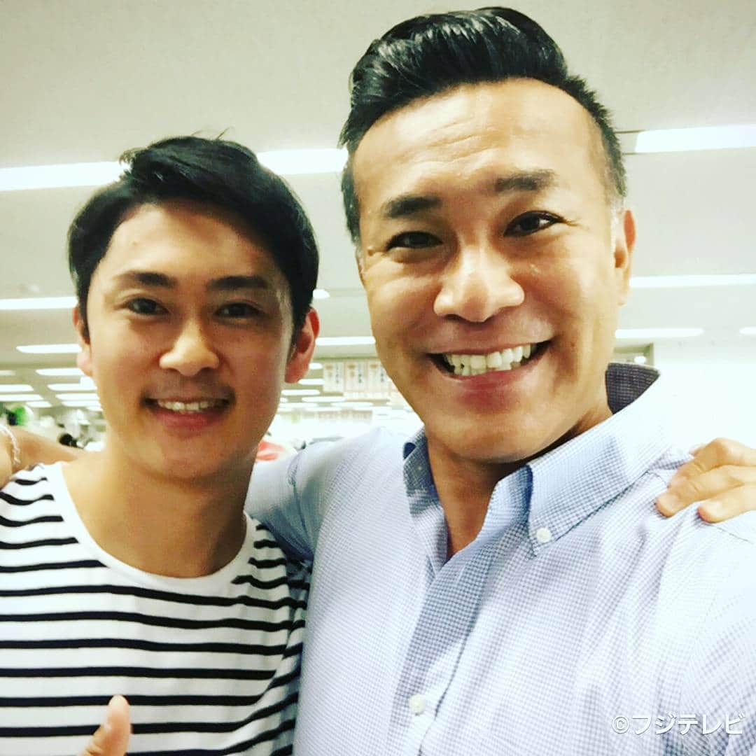 フジテレビ「とくダネ！」のインスタグラム：「オンエア後に岸本さんと木下くんが自撮り2ショット 岸本さんの顔圧が強いですよね(^^;) 明日も #朝8時からテレビの前でお会いしましょう！ さて、#どんなセリフが合うでしょう？ #岸本哲也 #木下康太郎 #とくダネ大喜利 #大喜利 #自撮り #自撮り男子 #とくダネコーデ #ファッション #コーディネート #今日のコーデ #アナウンサー #2017 #6月29日 #木曜日 #とくダネ #tokudane #フジテレビ #fujitv 170629」