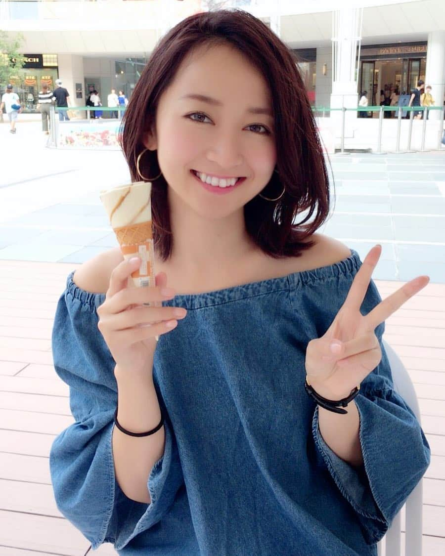 山吹香織さんのインスタグラム写真 - (山吹香織Instagram)「セブンティーンアイス🍨💕 小さい頃よく食べてて、またはまりそう👧🏾笑  #icecream#セブンティーンアイス #yummy #summer #夏の必需品#sweet #スイーツ女子 🤘🏾👧🏾#happy#smile #instagramphoto #ボブヘア#オフショルダー#夏まであと少し 🌞#セブティーンアイスだと思ってた笑#えりなお姉ありがと 👸🏾✨」6月29日 22時23分 - kaori_yamabuki