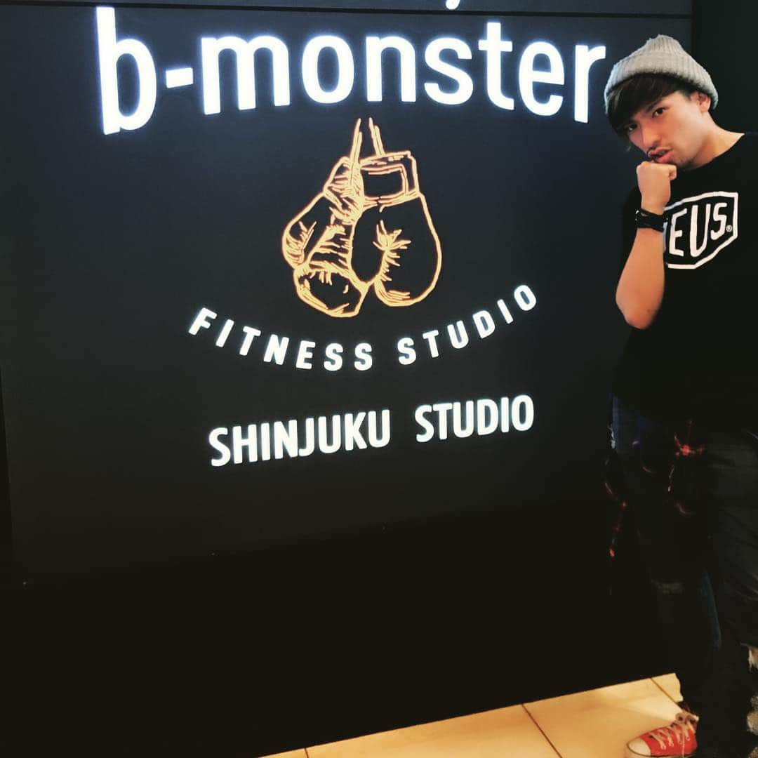 りんたろーさんのインスタグラム写真 - (りんたろーInstagram)「#今日もb-monsterで #ワークアウト#ボクササイズで #追い込みました！ #サーキットトレーニングまじ気持ちい #途中夢中で叩き過ぎて #サンドバックに穴空いて砂が噴き出した！ #砂を集める姿は#like高校球児 #b-monster新宿店#ボクササイズ #ワークアウト#サーキットトレーニング  #無酸素運動 #よしもと芸人 #りんたろー。」6月29日 22時23分 - rin_the_sky