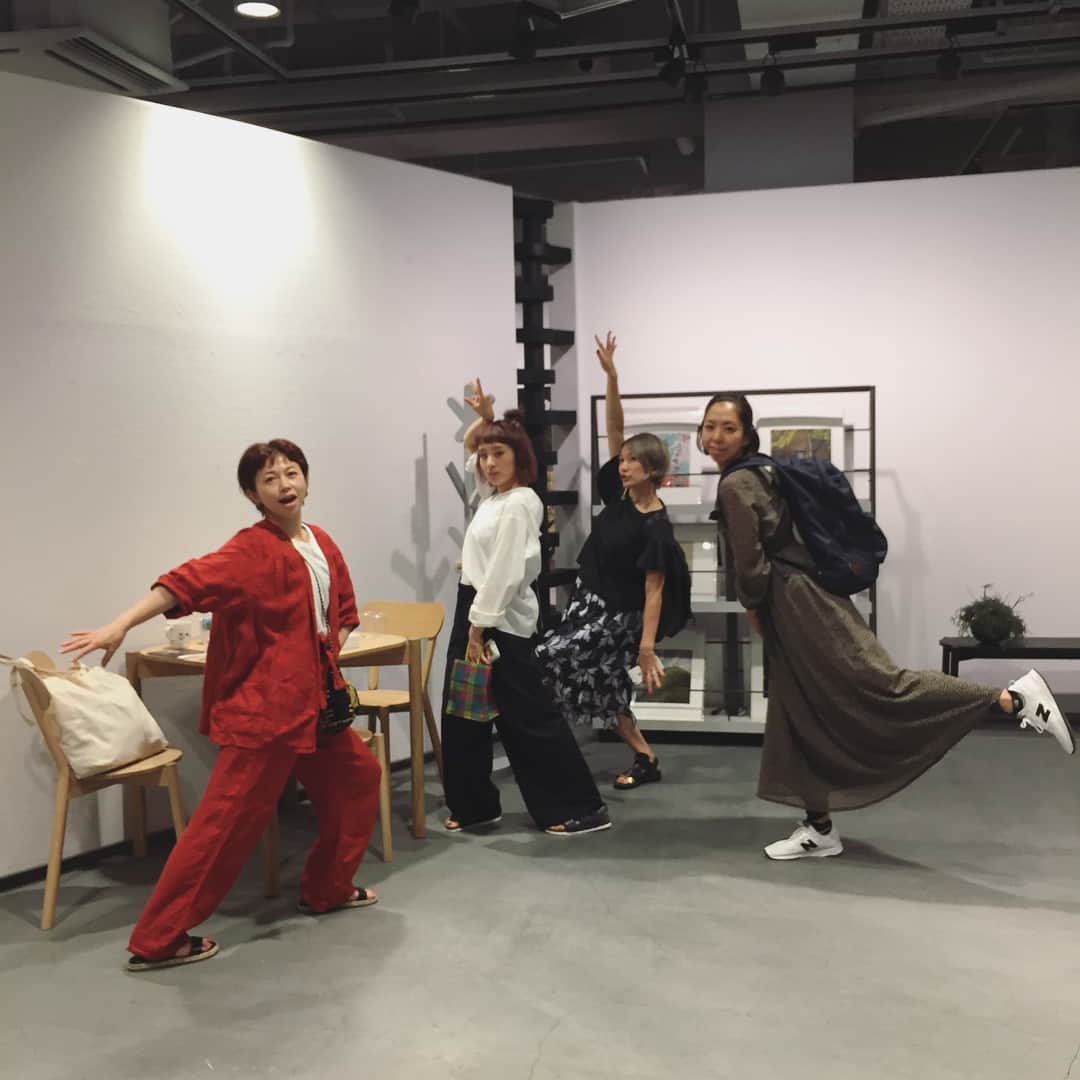 HALCALIさんのインスタグラム写真 - (HALCALIInstagram)「素敵な写真に囲まれながら自分と向き合う贅沢な時間♡ヨガ初心者だけど楽しめた🤦🏼‍♀️磯先生ありがとう♡ #yoga #cpfu」6月29日 22時20分 - yucali_halcali