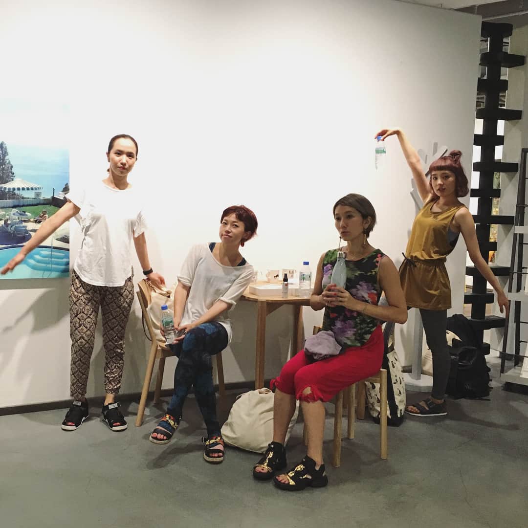 HALCALIさんのインスタグラム写真 - (HALCALIInstagram)「素敵な写真に囲まれながら自分と向き合う贅沢な時間♡ヨガ初心者だけど楽しめた🤦🏼‍♀️磯先生ありがとう♡ #yoga #cpfu」6月29日 22時20分 - yucali_halcali