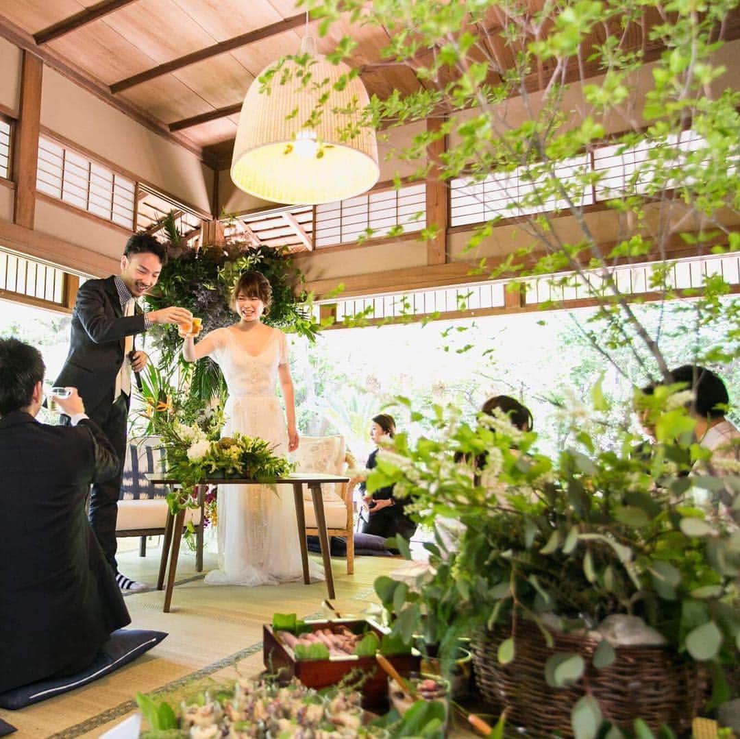 前田有紀さんのインスタグラム写真 - (前田有紀Instagram)「5月に行われた葉山の古民家ウェディング。 見ているだけで海風が吹いてきそうな、 素敵な動画が届きました！ 『あなたの大切な人たちに、 心から喜んでもらえる結婚式』をテーマに プロデュースをされているHAKUさんが 会場のコーディネートをする中、 私は花の装飾を担当させてもらいました。  新婦で、友人の井上翔子さん （KRAS代表 @kras_life ）は、 自然が大好きな方で、植物にも詳しくて、 今回の花の装飾をとても大事に 思ってくれていました。 こんなウェディングに関われて幸せです。  楽しかったな！またやりたいな！  facebookページ『前田有紀 一日一花』で、 動画をアップしました。ぜひご覧ください♪  @haku_wedding  https://haku-cb.com/  #weddingflowers #wedding  #ウェディング装飾 #ウェディング装花  #古民家ウェディング #葉山ウェディング #葉山 #結婚式 #結婚式写真 #flowerstagram #緑のある暮らし  #花のある暮らし」6月29日 22時45分 - yukimaeda0117