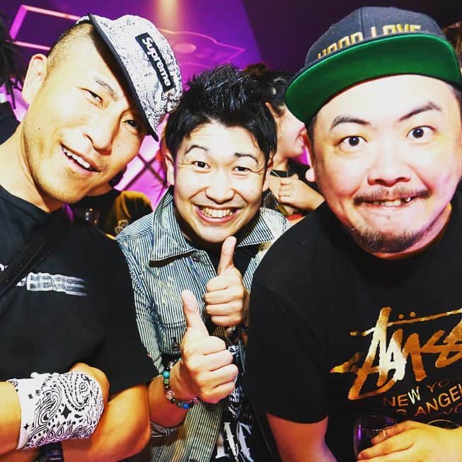 レイチェルのインスタグラム：「ラスナイ。  SHINGO★西成さんとDJ FUKUさんに挟んでいただいてのパシャリコ。  なんとも贅沢な１枚。  その前に行ったレッドスパイダーさんのツアーも含め、爆裂に、たぁのぉしぃーーかったぁ～！！！！！😆😆😆✨✨✨✨✨✨✨」