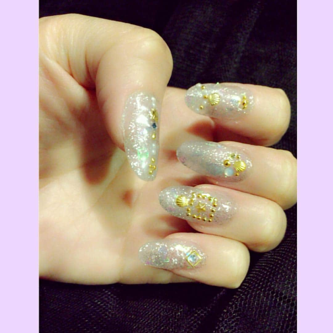 木月沙織のインスタグラム：「夏仕様のネイルにチェンジ(✻´ν`✻) #newnail  #ジェルネイル #長さ出し #セルフネイル #セルフジェルネイル #シェルネイル #サマーネイル #self #selfnail #nail #キラキラ」