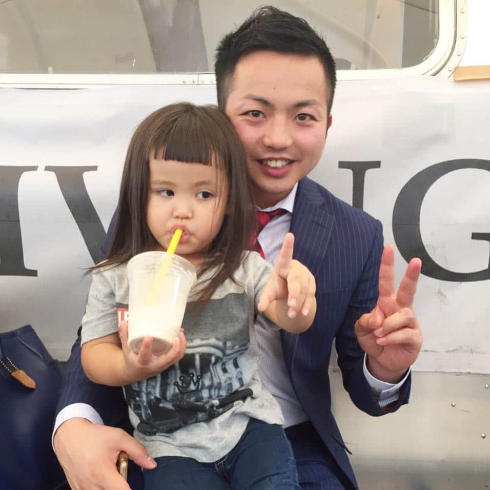 山田佑のインスタグラム：「神々の休日 伊勢ビール&伊勢茶バナナジュース飲みきた😆✨ . . Smileの安定の可愛さ🤤🤤🤤 . . ウッフパリジャンも食べた👏 . . #神々の休日 #クラフトビール #伊勢茶バナナジュース #7daysBANANA #ウッフパリジャン #バナナジュース #表参道 #スマイル #ミニパウ」