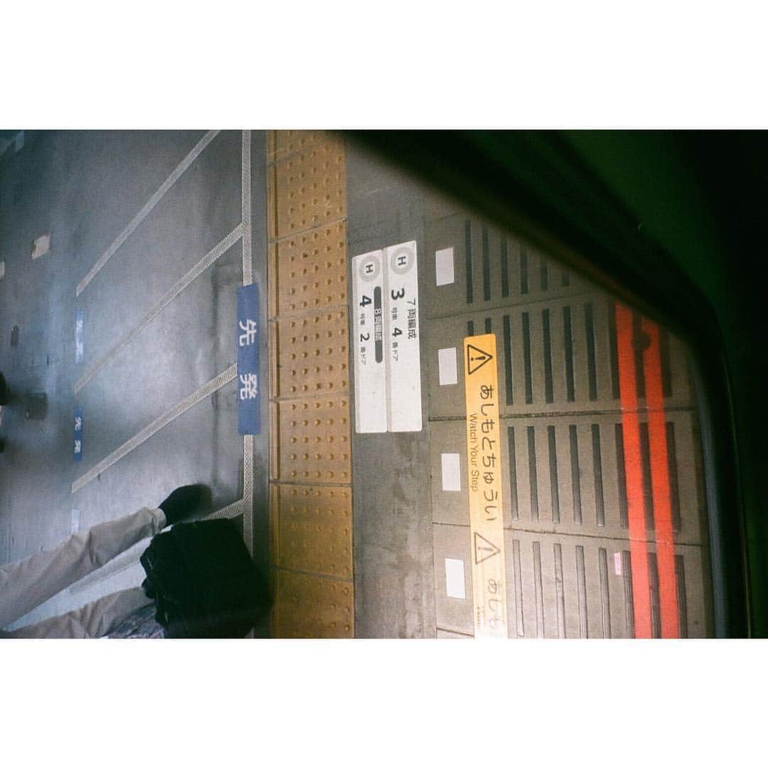 玉城ティナさんのインスタグラム写真 - (玉城ティナInstagram)「ここは東京でした おはようございます 肌とかは旅行後であんまり 調子よくないけど 心はいい感じです  ガラスのハート(死語ですかね) なのでもろいんだけどな… 電車の中で撮りたいこと 何回もあるんだけど、 中々そら難しいよなって写真  お仕事してまいります  #myday #tokyo #film #trainlife🚊  みんなもいちにち乗り切ろう」6月30日 7時50分 - tinapouty