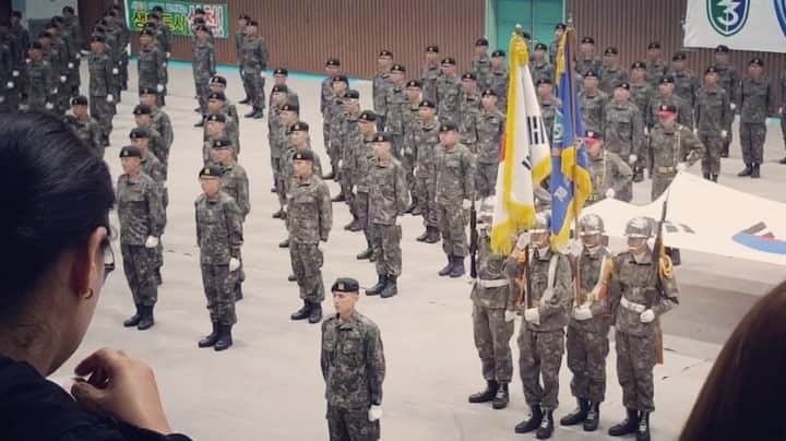 ジョンス のインスタグラム：「우리는 명예와 신의를 지키며 전우애로 굳게 단결한다」