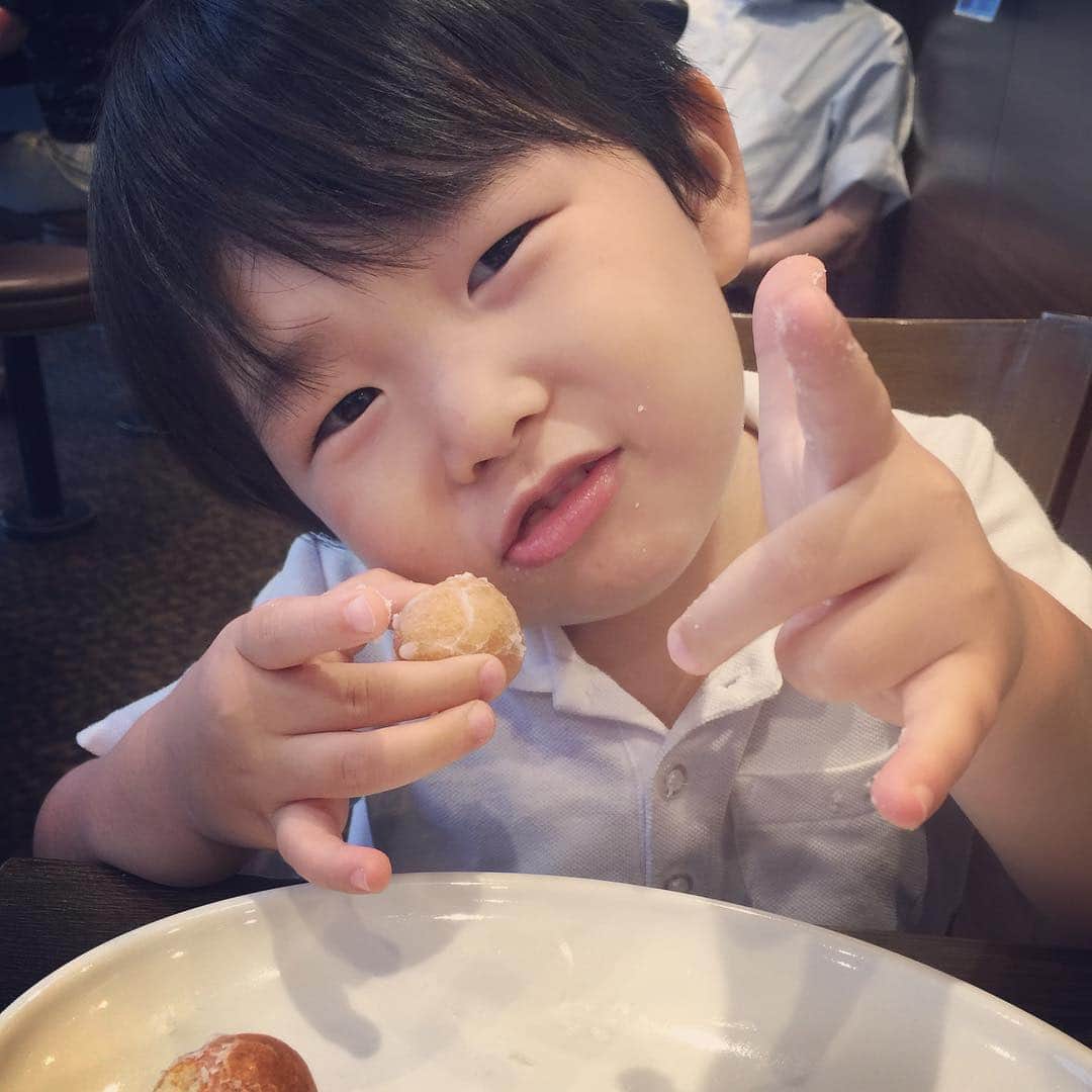 ぺんちゃんねるのインスタグラム：「目標 * 育児記録？として インスタをもっと活用したい。 3日坊主なので、一応目標として宣言笑 * 早速きいちゃんのこと。 おさるのジョージ大好きすぎて セリフを覚えるくらい何度も同じ話を観てます笑 まさか、こんなに好きになるとは。 いつまで続きますかね。ジョージ愛❤️ * こうちゃんの塾についていくと 待ち時間が長い為、必ずミスドをおねだりされる💦今日はなし！と言って泣いたり歩かなくなったりするのが面倒なので 結局毎回行くことに。 * 私が悪いんだけど、ストレスは溜めたくないので もうあきらめ。 待つのも暇だよね。 * * #follow #kids #instakids #TagsForLikes #children #childrenphoto #love #cute #adorable #instagood #young #sweet #like #little #fun #photooftheday #family #baby #instababy #play #happy #smile #instacute #ファインダー越しの私の世界 #幸せ #かわいい #子供 #親バカ部 #親バカ」