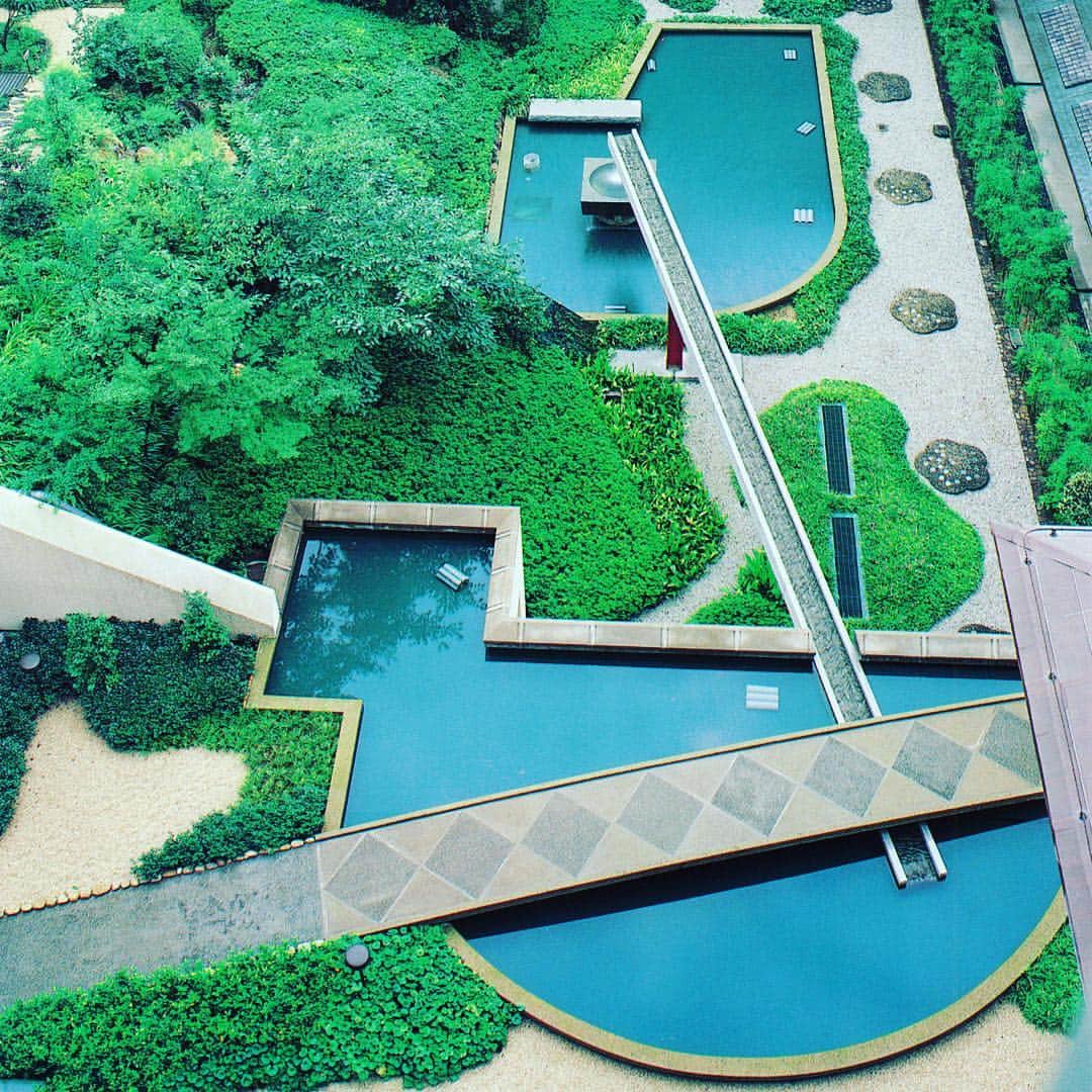THE WESTIN KYOTO ウェスティン都ホテル京都のインスタグラム：「「哲学の庭」。彫刻家 井上武吉氏による「無」の境地へと誘う庭。  The Garden of Philosophy. It leads you to the spiritual state of nothingness.Designed by the sculptor Bukichi Inoue. #蹴上 #けあげ #京都 #kyoto  #ウェスティン都ホテル京都  #ウェスティン都 #ウェスティン都ホテル  #westinmiyakokyoto #thewestinmiyakokyoto #ホテル  #hotel #hotels #westin #keage  #哲学の庭 #井上部吉 #inouebukichi #bukichiinoue #彫刻家 #sculptor #庭 #garden」