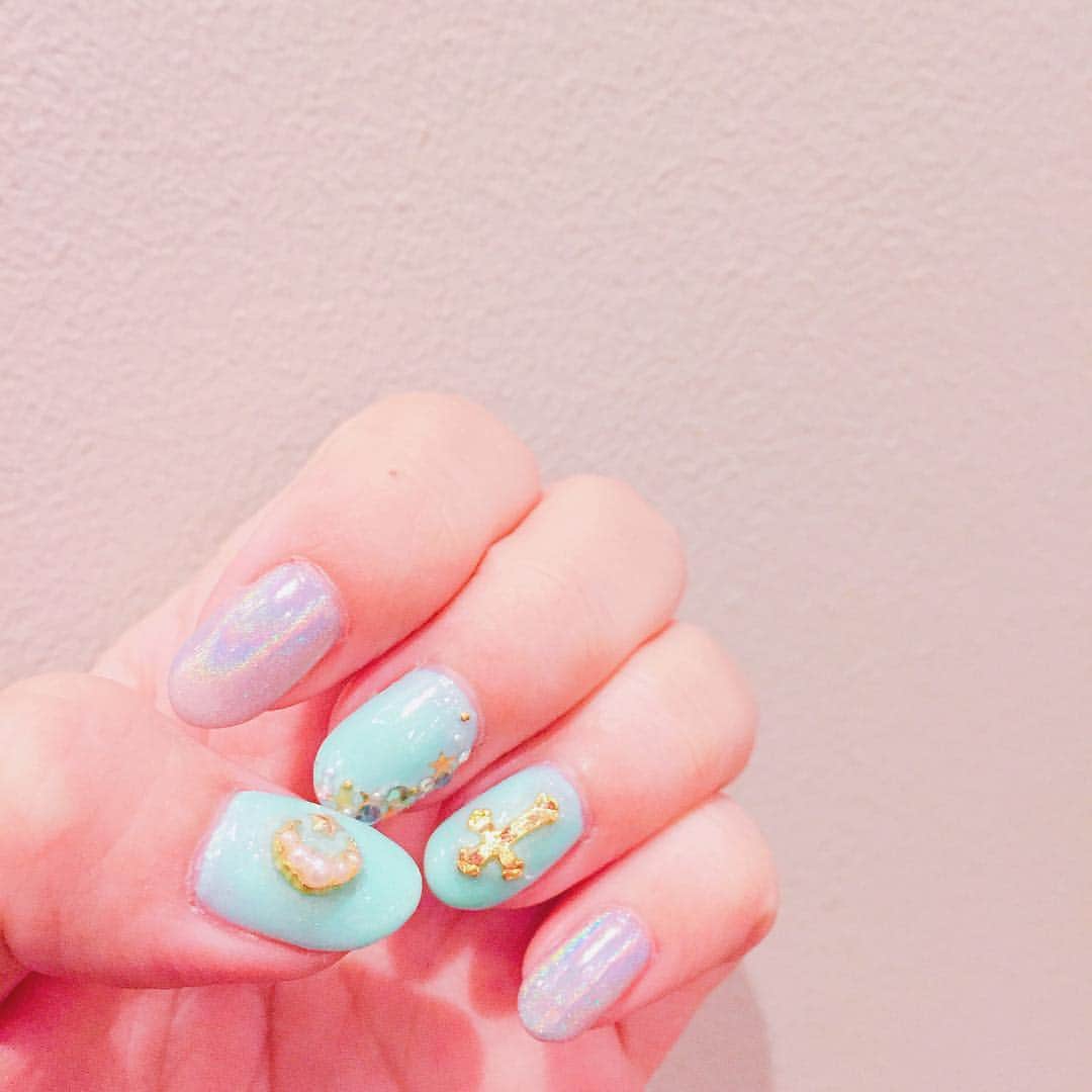 吉田有里のインスタグラム：「ネイル、くるは仕様に。 わかば党のイメージで、 ミントグリーンや妖精っぽく🌱✨ 人差し指と小指はユニコーンネイル🦄💎 キラキラ七色で、ステージで映えそう。わくわく🌈 #ユニコーンネイル #ダズリングパウダー #ジェルネイル #ネイル #nailart #nail #nailstagram #girly  #アイドル事変 #天羽くるは #わかば党 #🌱」