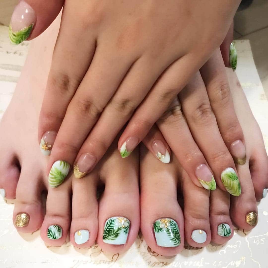 佐山愛のインスタグラム：「new nail❤️ #ネイル #nail #ジェル #夏 #summer #海 #sea」