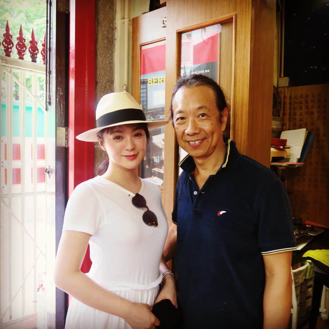 貫地谷しほりさんのインスタグラム写真 - (貫地谷しほりInstagram)「香港の話。 占いに行ってみたいと連れてってもらいました！ 手相と顔相を見ていただいたのですが、手相と顔相が正反対だったようで、先生ショックを受けてました（笑） 「こんな人見たことない！」と、、 困惑させてしまったようです。。 上に吊られてる渦巻いてるものはお線香だそうです。 二ヶ月？程かけてゆっくり燃え尽きるそうです。 また香港行きたいなぁ(*´꒳`*) #撮影者 #浅野ゆう子 #joyce #香港 #女二人旅 #文武廟 #manmotemple #占い」6月30日 17時49分 - shihori_kanjiya