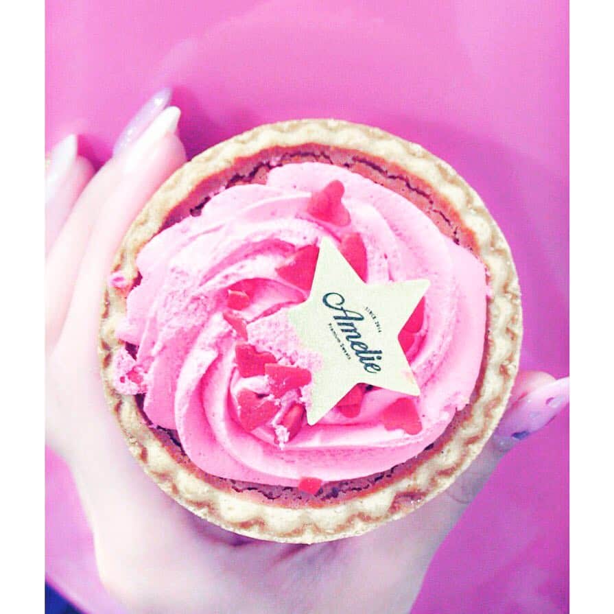 中村比菜さんのインスタグラム写真 - (中村比菜Instagram)「たべもの可愛いランキング1位💘 差し入れでもらったケーキ🎂 こうゆうアメリカのお菓子みたいなの みてるだけできゅんきゅんふる…  #ピンクケーキ #マフィン #海外のおかし #ピンク好き」6月30日 17時42分 - ohinachan017