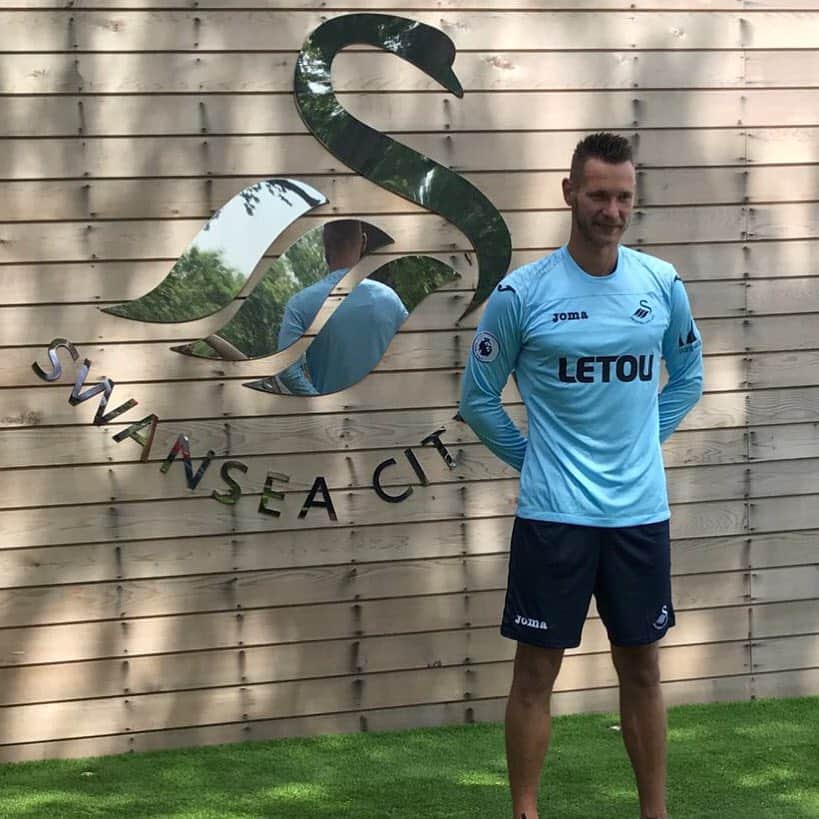 のインスタグラム：「I am  very glad that i will play the next three years for @swansofficial #swanseacity」