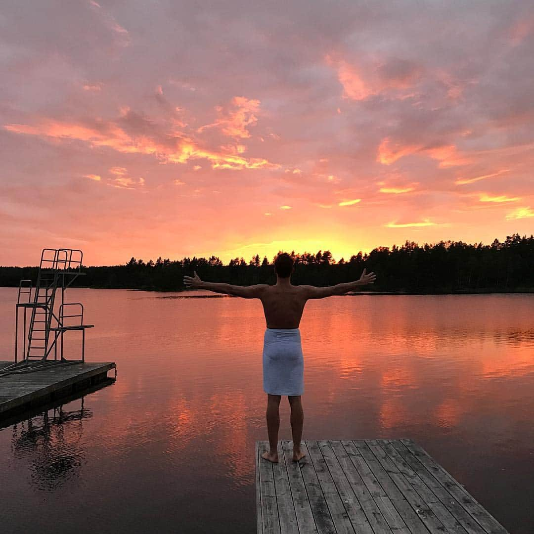 トーマス・フレイザー・ホルムズのインスタグラム：「Europe was epic, Thank you to everybody who made it so special 🙌🏻」