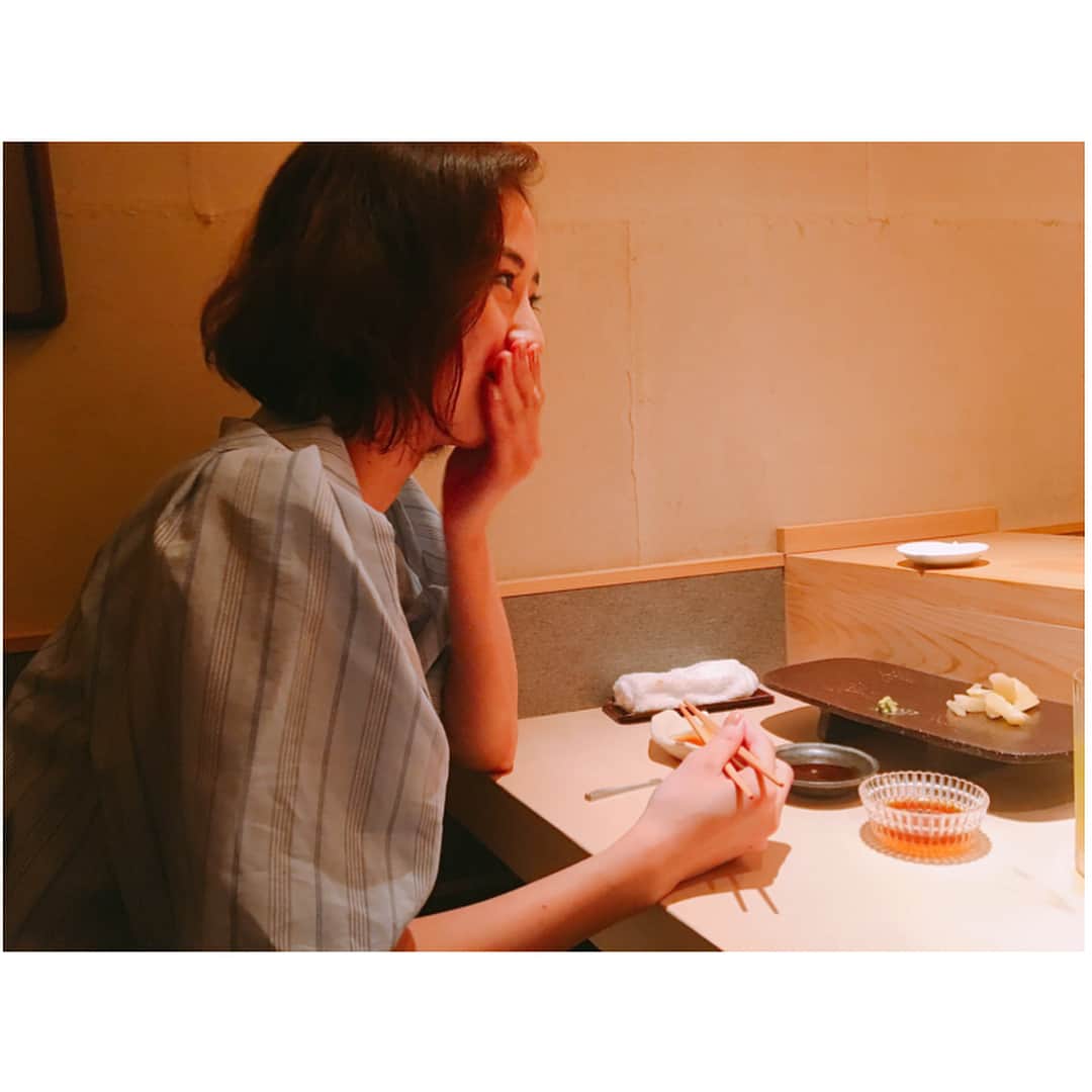 川口春奈さんのインスタグラム写真 - (川口春奈Instagram)「先週お誕生日だった岡本あずさと♡少し遅れたけどあずささんの好物のお寿司を食べに来ました。あがりますね。楽しそうで何より。いつもこの人には助けられ元気をもらっているので感謝してます☺︎ 25歳か！大人なあずさとこれからも楽しいことたくさんしていきたいと思います。」6月30日 20時57分 - haruna_kawaguchi_official