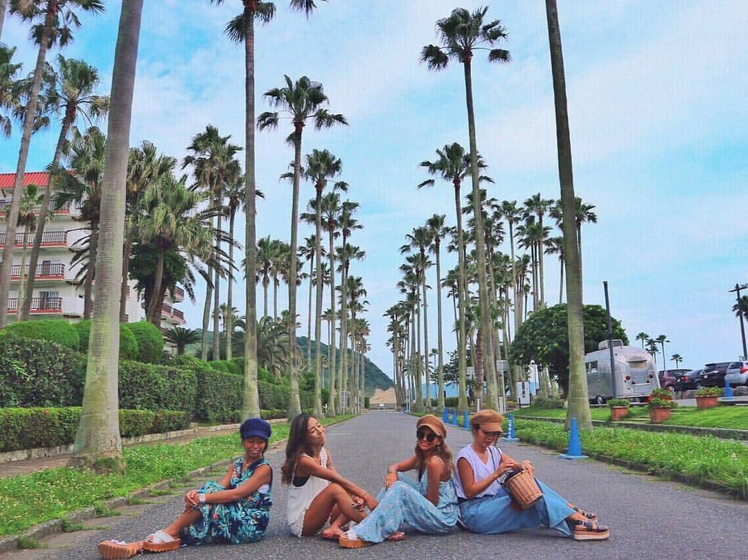 ✷kana✷さんのインスタグラム写真 - (✷kana✷Instagram)「💠 . . 🌺🌴👩🏿👩🏿👩🏿👩🏿🌴🌺 . . #coordinate#instafashion#genic_mag#genic_japan#Palmtree#chill#黒肌#ファッション#チームブラック#リンクコーデ#お揃い#海好き#日焼け肌#ブルーコーデ#リゾートファッション#ヤシ#サーフ#お洒落カフェ#ミラーレス一眼#カメラ女子#フォトジェニック#タビジョ#インスタグラマー#igの出会いに感謝#湘南#逗子マリ#ロンハーマン#逗子マリーナ」6月30日 22時18分 - xxkana513xx