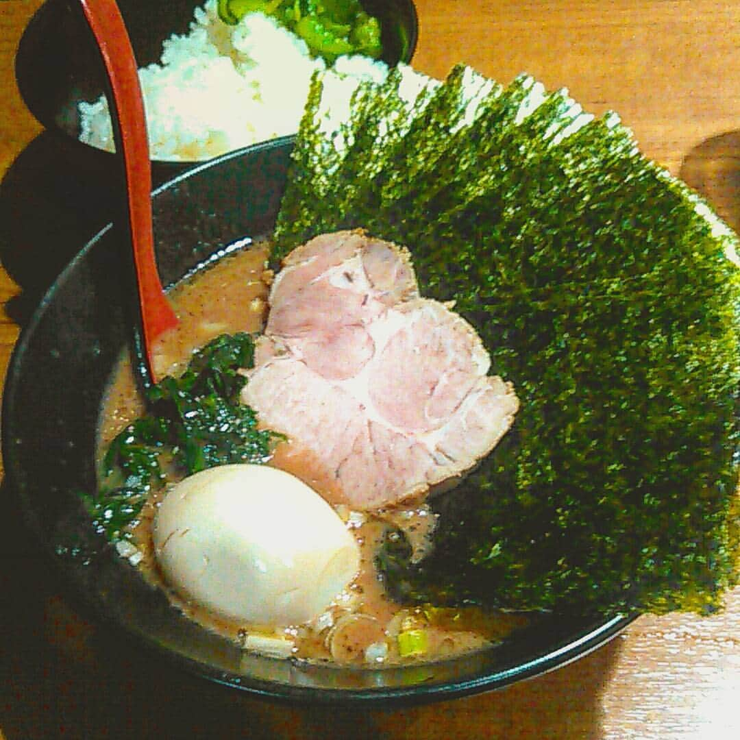 旅とラーメンさんのインスタグラム写真 - (旅とラーメンInstagram)「麺家黒　@目黒 味玉ラーメン750円＋のり増し50円 #目黒#家系#ラーメン#ラーメンインスタグラマー #ラーメン倶楽部#麺家黒」6月7日 7時05分 - tabitoramen