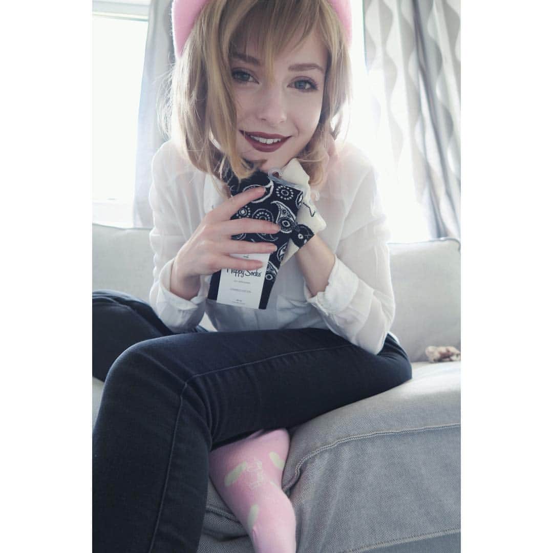Ella Freyaのインスタグラム：「I only have one question: How can anyone NOT love @happysocks ✨🌈 #sponsoredpost #honestopinionthough #happysocks」
