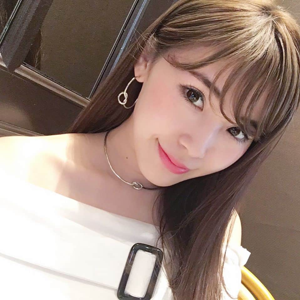 藤川沙弥のインスタグラム：「よく質問頂く最近お気に入りのアクセは @mode_robe_official さんのだよ💍💘 . そして最近ハマってる美容鍼、 先日は４月にオープンした梅田茶屋町にある @santacruzshinkyu_umeda へ✨ この日は美容鍼と経絡アロマリンパマッサージを受けたんですが、体調に合わせて鍼を打ってくれたり、ホットストーンを使ってくれたり丁寧な施術で、疲れが溜まっていた身体が一気に軽くなりました☺️💘 . 🌟🗣私のインスタ見たと予約して頂くと全メニュー半額になるお得な割引を作ってくださいました😍 梅田駅近なので通いやすくて助かります🌷 . #レディース鍼灸サンタクルスザウメダ#レディース鍼灸#美容鍼#経絡アロマリンパトリートメント#駅近#梅田#茶屋町#美活#温活#셀카#셀피#셀스타그램」