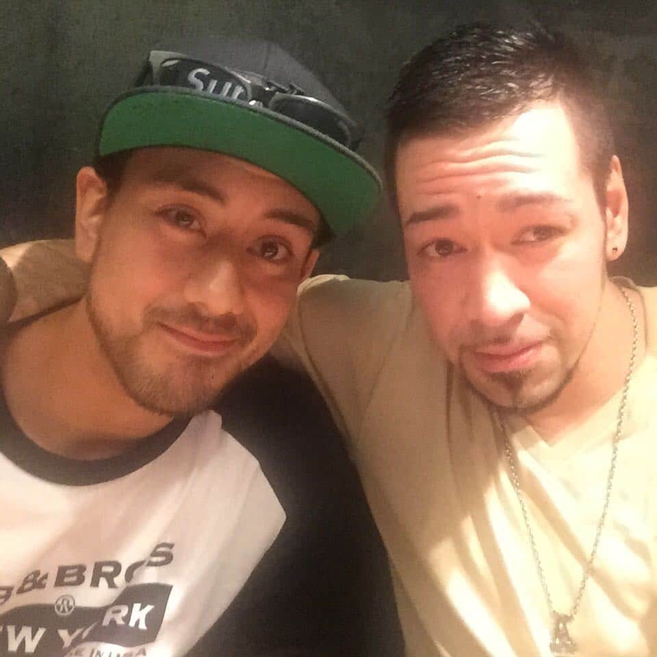 比留木謙司のインスタグラム：「先日久しぶりに再会した兄弟のナチョスくん。 やっぱ最強やな。俺ら。 #brotherfromanothermother」