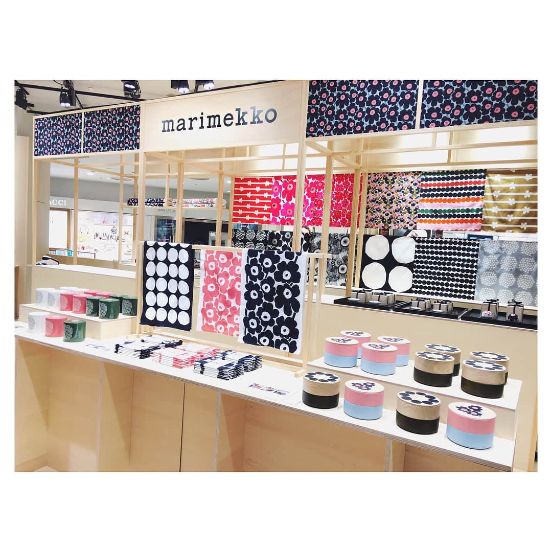 高山都さんのインスタグラム写真 - (高山都Instagram)「Marimekko pop up shop 「We love Japan - The Isetan edition -」 初日にお邪魔してきました！！ 日本の伝統工芸とコラボレーションしたコレクションが可愛すぎて…😂 渋い和のカラーリングでデザインされたアイテムは、どれも大人っぽくて可愛いのにシック。 有田焼に手作業で絵付けさたお皿も素敵だったし、石川県の畑漆器店で作られたWood boxはちょっと贅沢だけど、自分用のお弁当箱にして使おうと購入しました。一目惚れ❤︎ それにしても、すごい人で盛り上がってたなぁ… 6月13日まで1階のザ・ステージにて開催しています。 #welovejapan #marimekko @marimekkojapan  #北欧 #デザイン #マリメッコ #伝統工芸 #伊勢丹」6月7日 18時28分 - miyare38